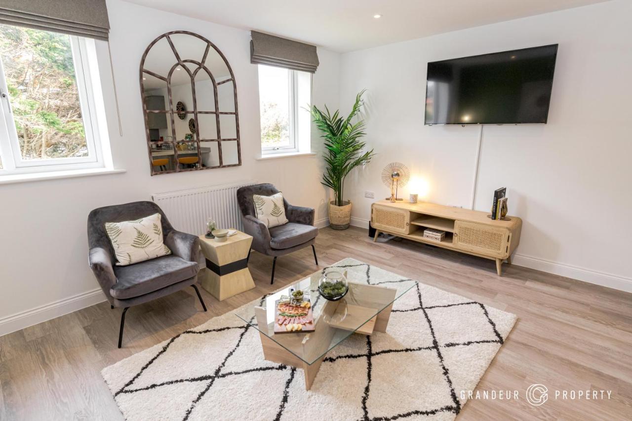 Bournecoast - Stylish Flat With Balcony - Sea Glimpses - 10 Min Walk To Beach - Parking - Wifi - Fm8406 Bournemouth Esterno foto
